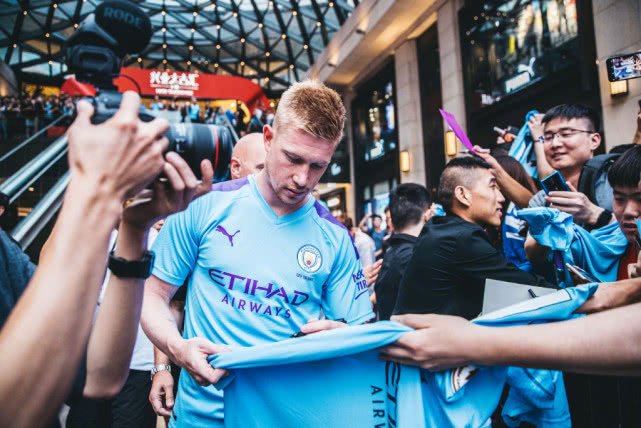 每体：巴西后卫穆里略重回巴萨引援视野，巴萨已接触其身边人（每体：巴萨将巴西中卫穆里略重新纳入引援名单，已与其团队取得联系）