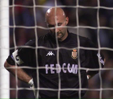 你要跳舞吗？非洲杯半场，一位摄像大哥随着音乐在雨中热舞（非洲杯中场，雨中摄像师随音乐跳嗨了）