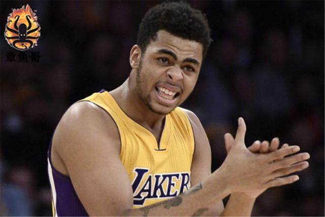 篮球赛场上的明星——西亚卡姆的表现（球场焦点：西亚卡姆的精彩发挥）