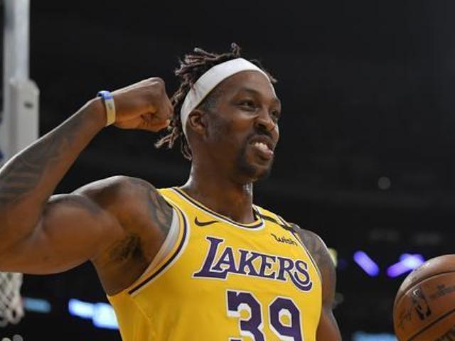 詹姆斯半场16次运动战出手，个人轰16分暂时领跑全队（詹姆斯半场16次运动战出手砍下16分，暂居队内得分第一）